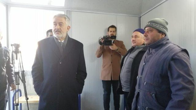 ‘Isparta’da günlük yevmiye işçileri beklerken artık üşümeyecek, ıslanmayacak’