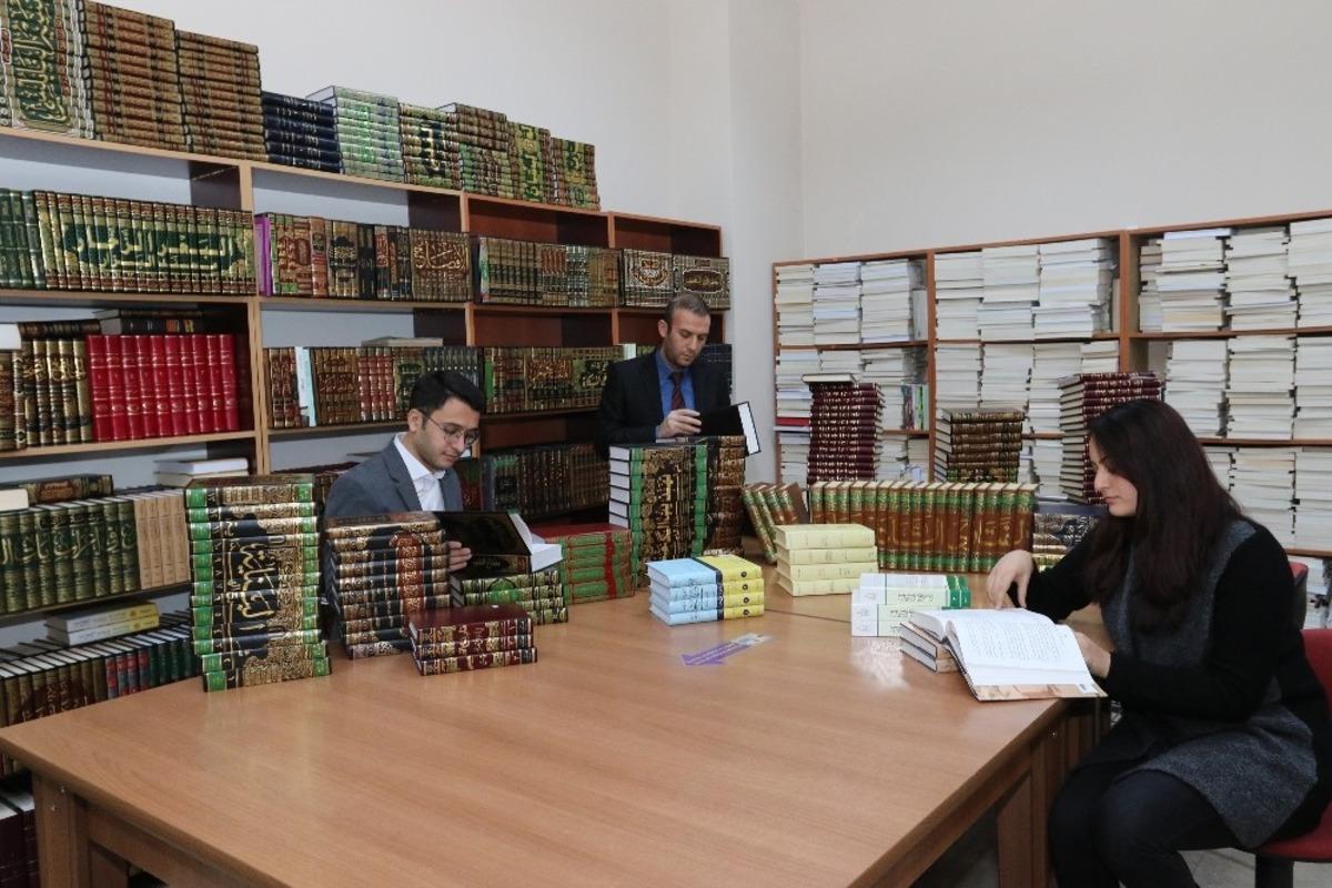 Aİ&Ccedil;&Uuml;&rsquo;de İslami İlimler Arap&ccedil;a Temel Eserler kitaplığı oluşturuldu
