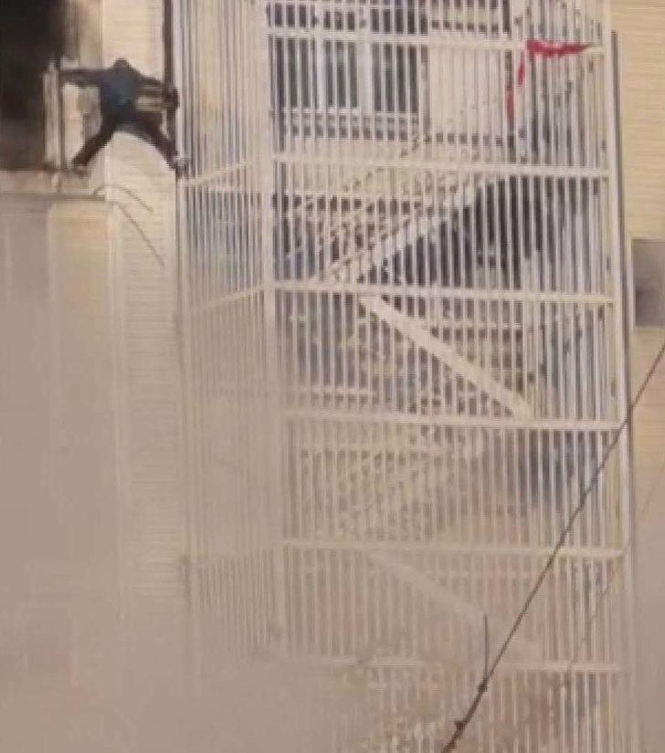 Başakşehir'de yangın paniği! Ölümden kaçış kamerada G4