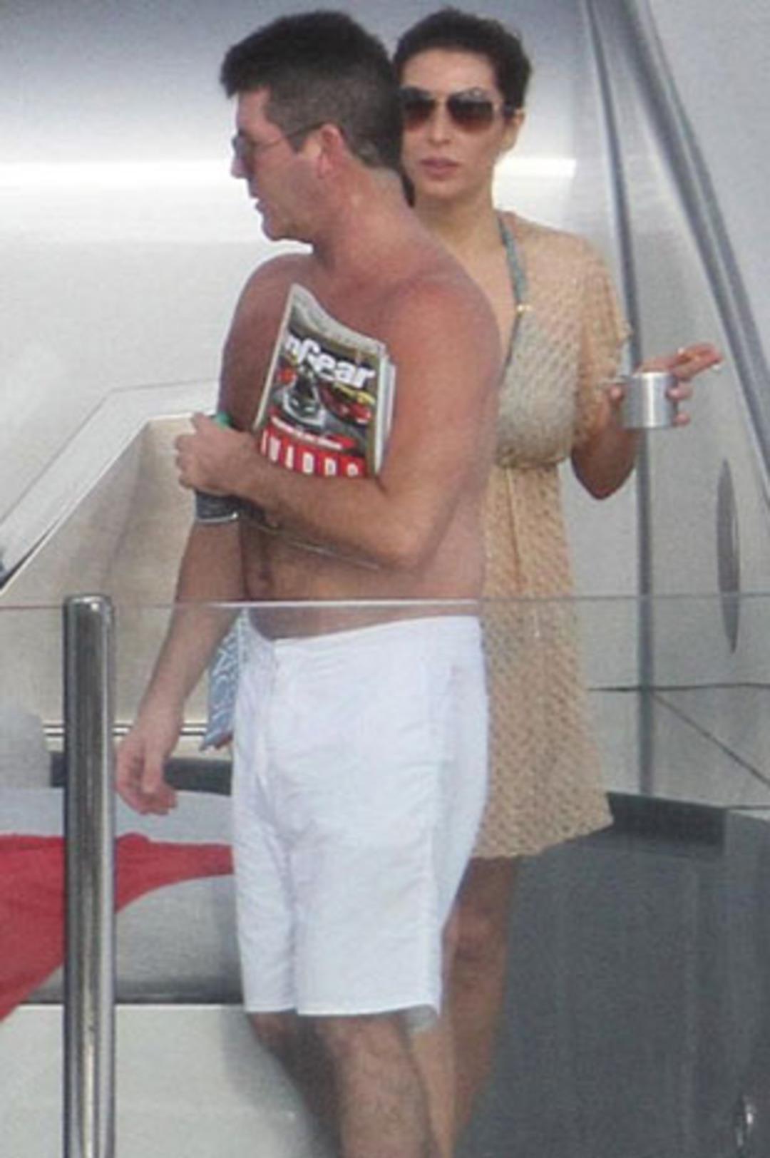 Simon Cowell'a 'harem' eleştirisi