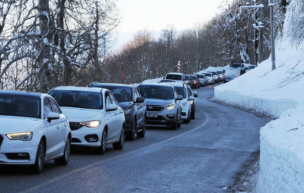Kartepe yolunda tatilci yoğunluğu! Akın akın geldiler