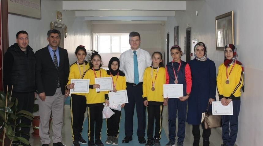 Kaymakam Karaloğlu, dereceye giren &ouml;ğrencileri ağırladı