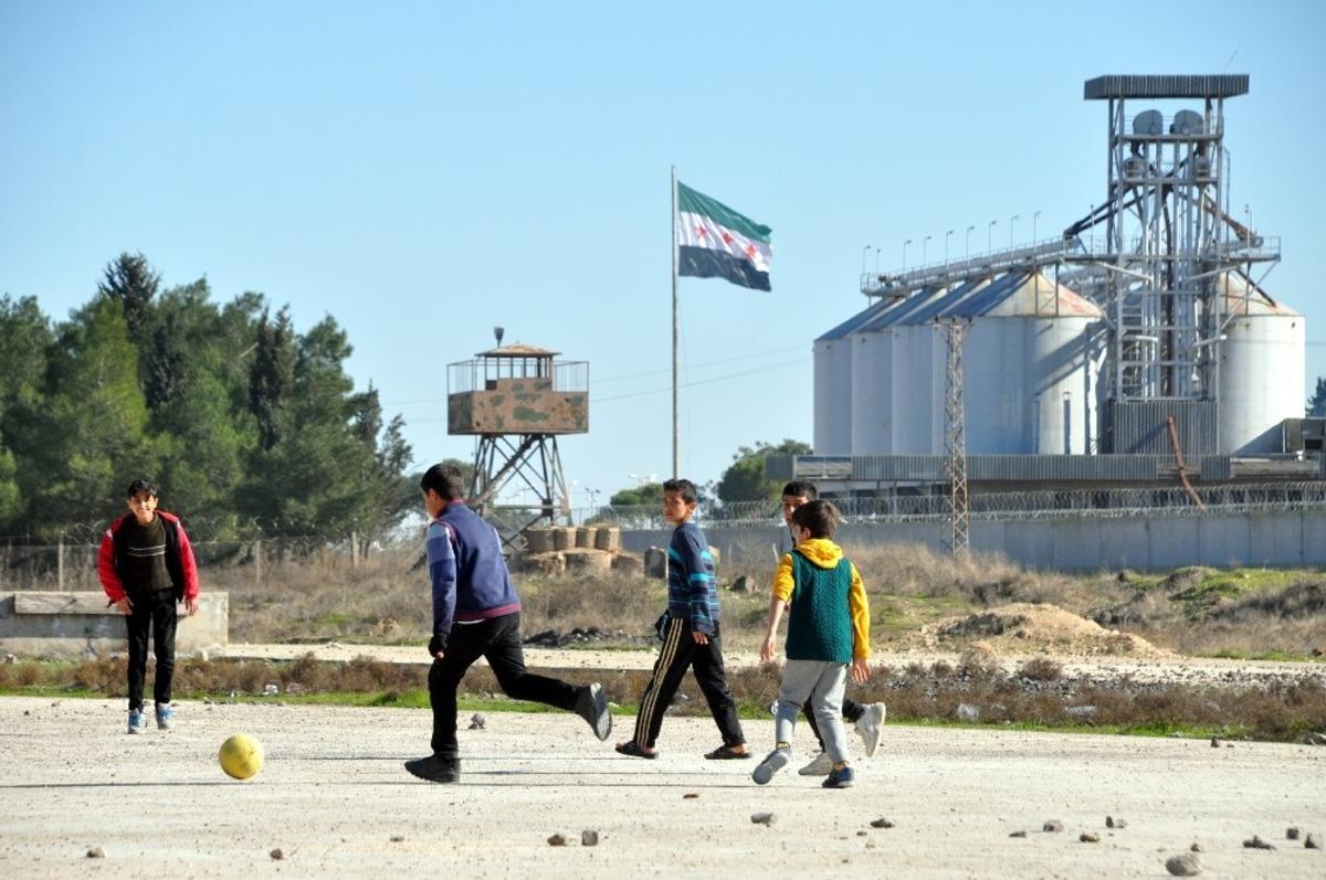 Sınırın sıfır noktasında yazdan kalma bir g&uuml;n yaşanıyor