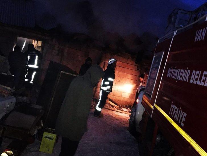 Muradiye’de odunluk yangını G3