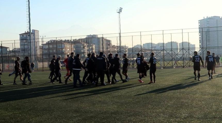 Kafkasspor-OSB Atletikspor maçı sonrası kavga çıktı