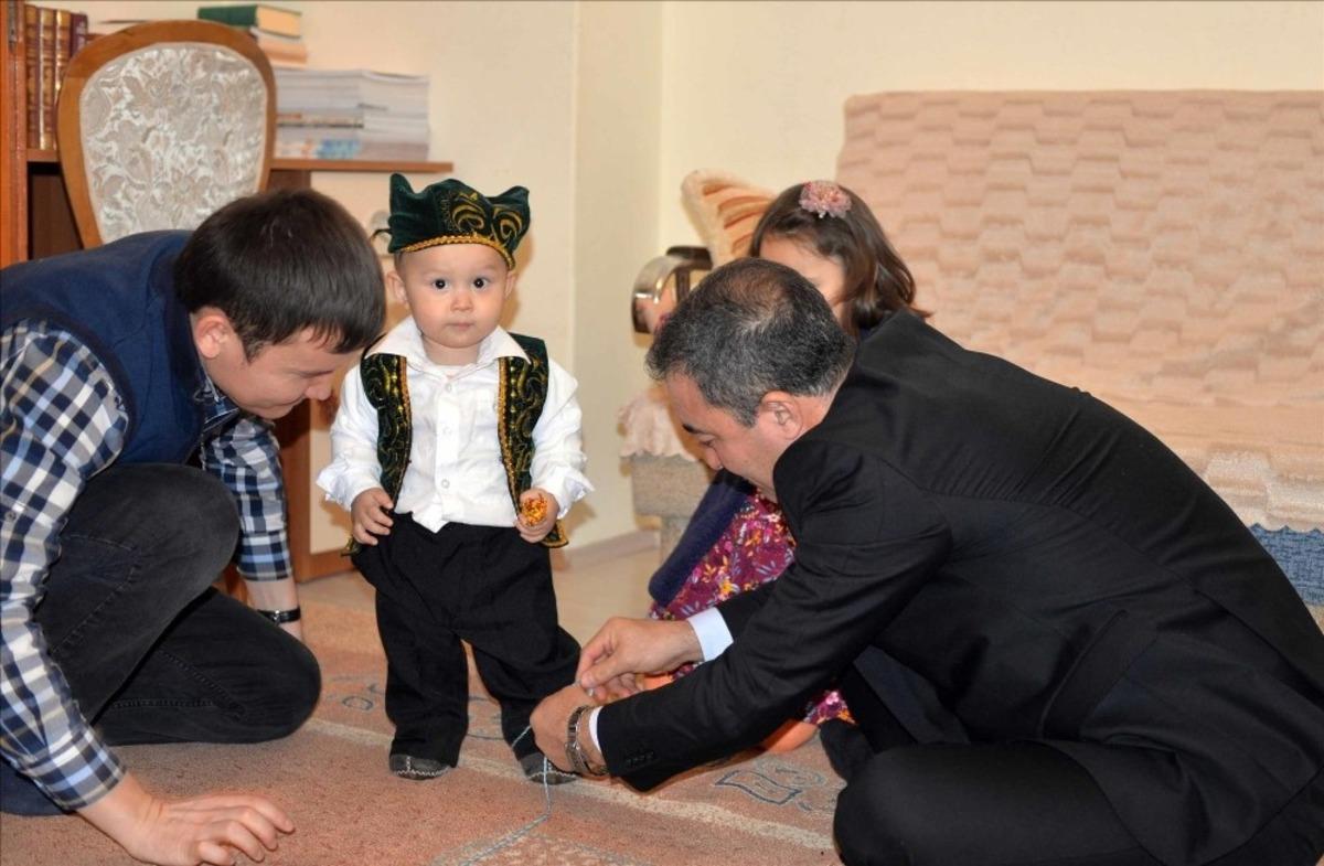 Rekt&ouml;r&rsquo;den Kazakistanlı &ouml;ğrenciye atalık jesti