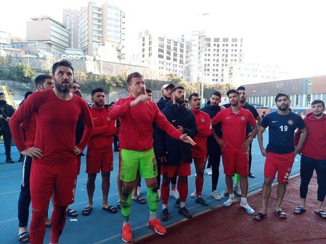 Zonguldak Kömürsporlu futbolcular formalarını sahaya bıraktı