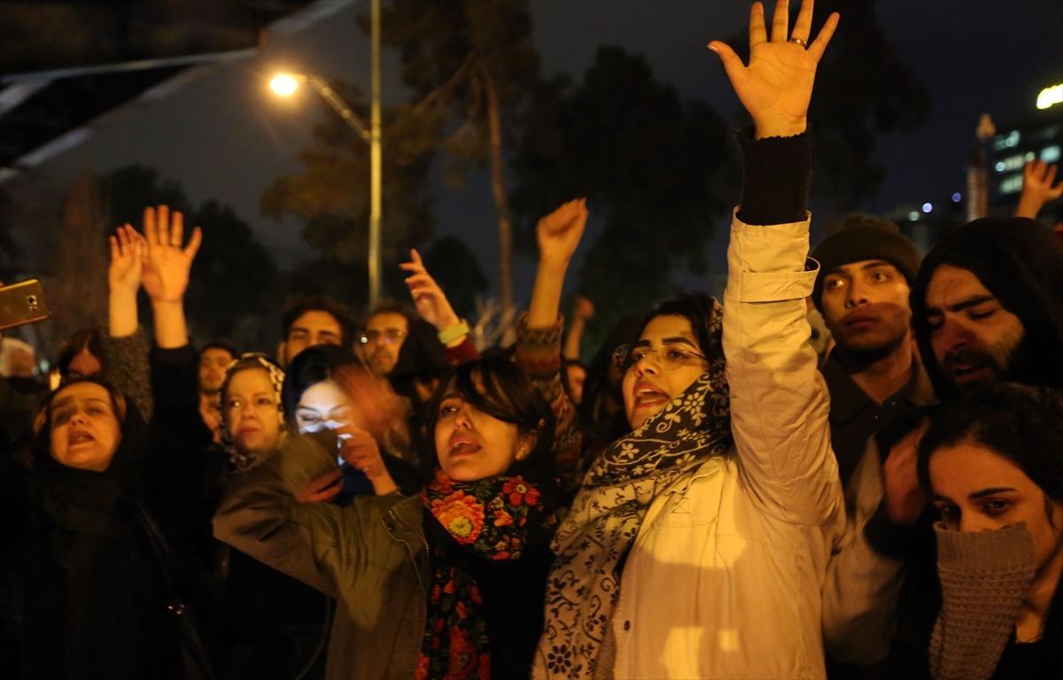 Tahran'da anma eylemi rejim karşıtı g&ouml;steriye d&ouml;n&uuml;şt&uuml;! 'Devrim Muhafızları &uuml;lkeyi rahat bırak'