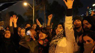 Tahran'da anma eylemi rejim karşıtı gösteriye dönüştü! 'Devrim Muhafızları ülkeyi rahat bırak'