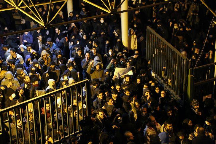 Tahran'da anma eylemi rejim karşıtı gösteriye dönüştü! 'Devrim Muhafızları ülkeyi rahat bırak' G1