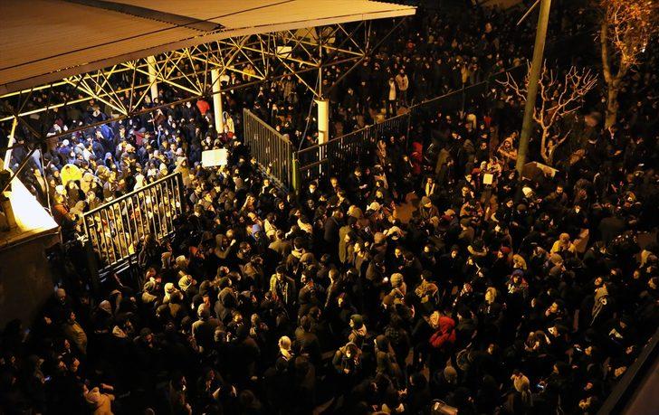 Tahran'da anma eylemi rejim karşıtı gösteriye dönüştü! 'Devrim Muhafızları ülkeyi rahat bırak' G3