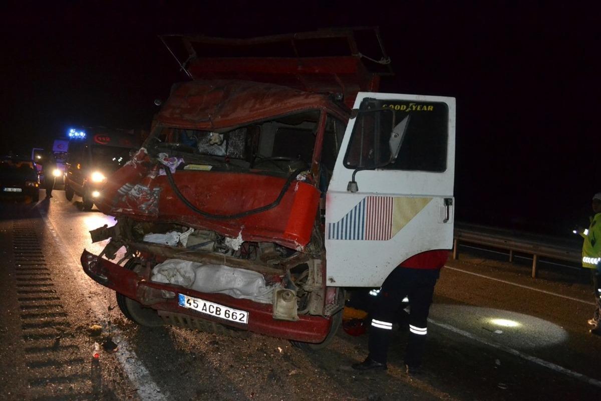 Kamyonet tıra &ccedil;arptı: 1 &ouml;l&uuml;, 2 yaralı