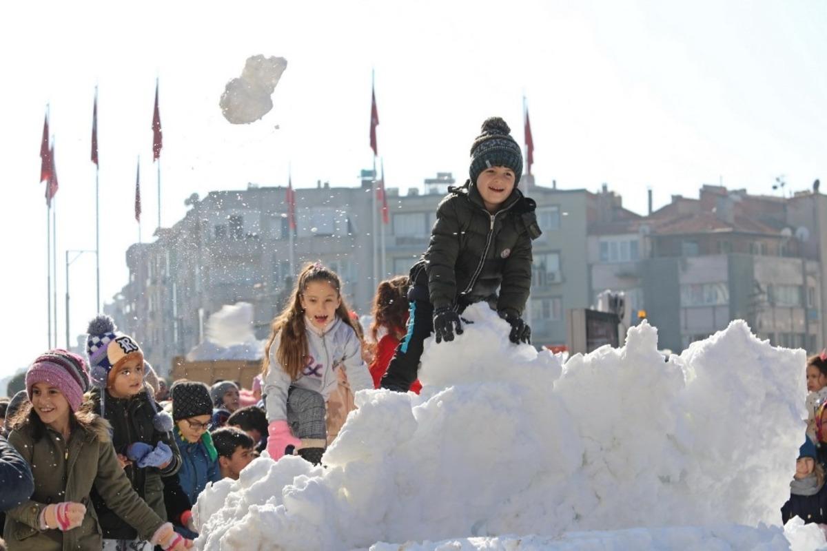 Akhisar Belediyesinden &ccedil;ocuklara kar s&uuml;rprizi