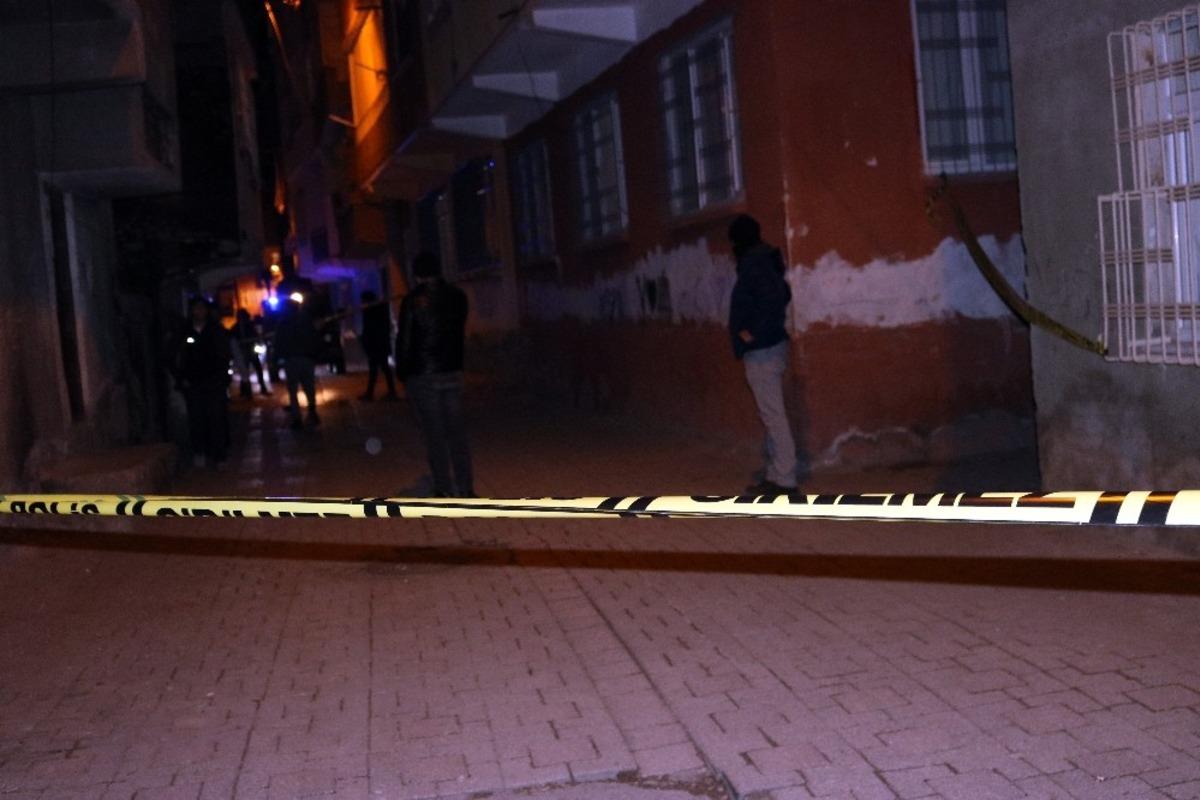 Diyarbakır'da &ccedil;atışmanın ortasında kalan kişinin hayatını giydiği mont kurtardı!