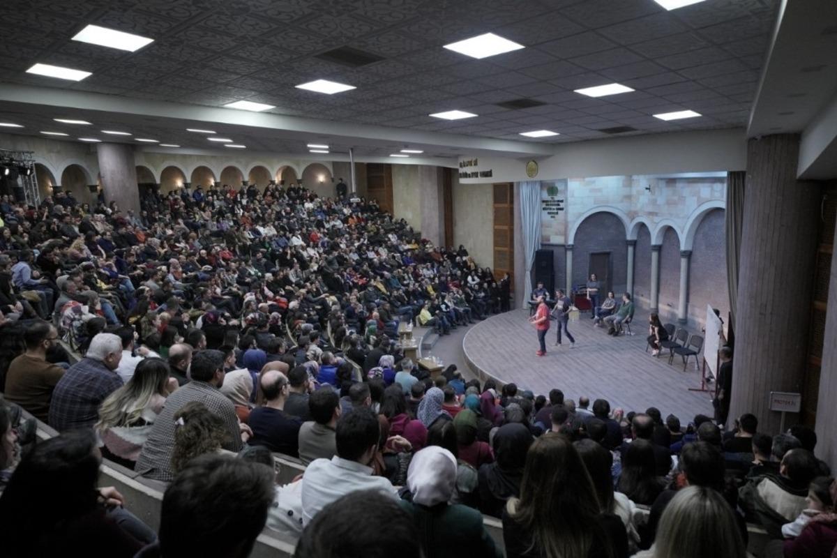 Mahşer-i C&uuml;mb&uuml;ş izleyicileri kahkahaya boğdu