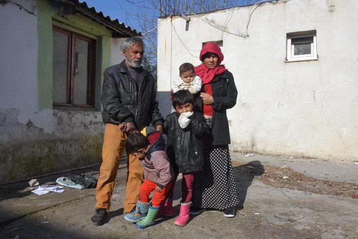 Ellerini ve kollarını ısırıyor! Aile çareyi bebek bezi bağlamakla buldu G1