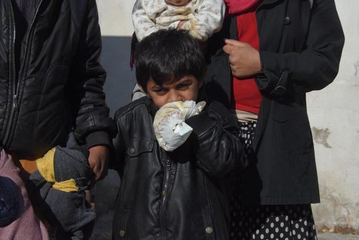 Ellerini ve kollarını ısırıyor! Aile çareyi bebek bezi bağlamakla buldu G2