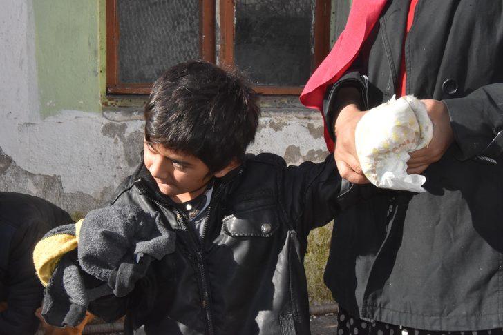 Ellerini ve kollarını ısırıyor! Aile çareyi bebek bezi bağlamakla buldu G3