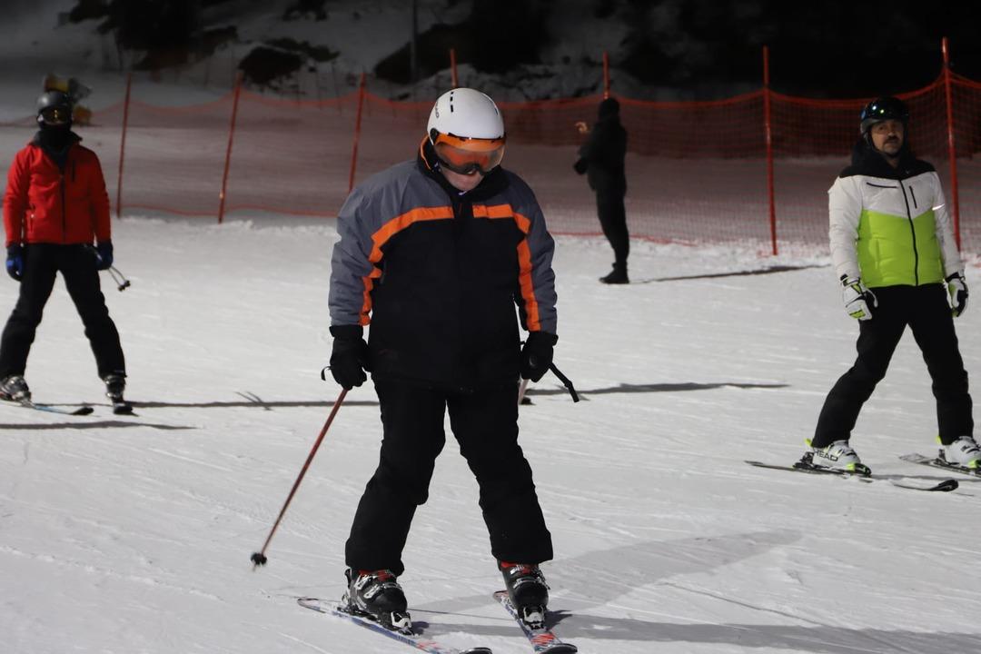 Bakan Varank, gece kayağı yaptı, herkesi davet etti