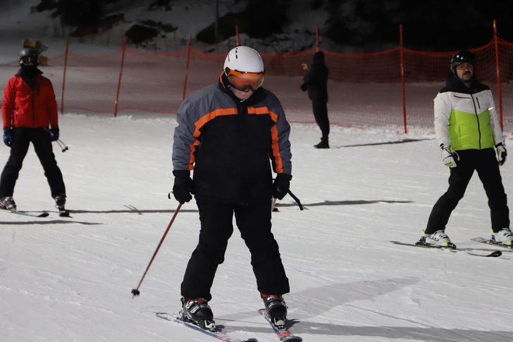Bakan Varank, gece kayağı yaptı, herkesi davet etti G2
