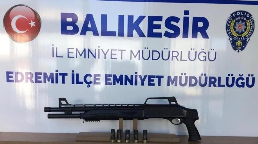 Polis Balıkesir&rsquo;de 15 silah ele ge&ccedil;irdi