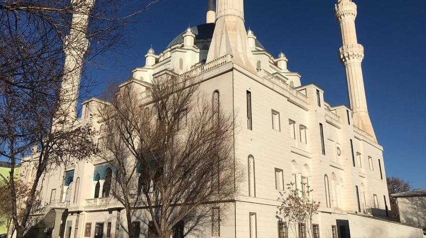 Cami duvarına yazılan &ccedil;irkin yazıya tepki