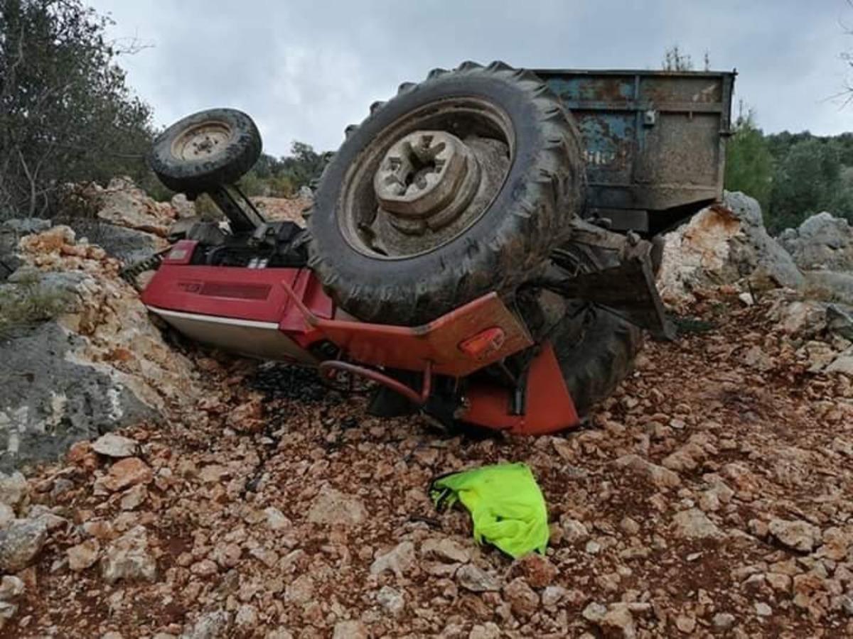 Zeytin y&uuml;kl&uuml; trakt&ouml;r devrildi: 1 yaralı
