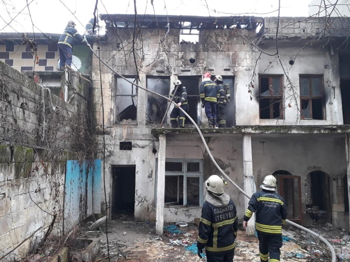 Metruk binada &ccedil;ıkan yangın korkuttu
