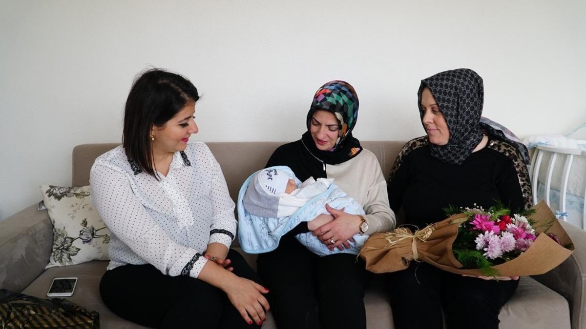 Hizmet i&ccedil;in evlerinin yolunu unutan &ouml;rnek &ccedil;ift