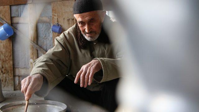 Tenceresi 10 yıldır kediler için kaynıyor