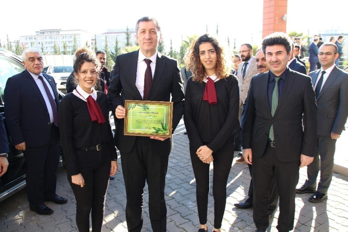 Milli Eğitim Bakanı Sel&ccedil;uk &Uuml;niversite de etkinliklere katıldı