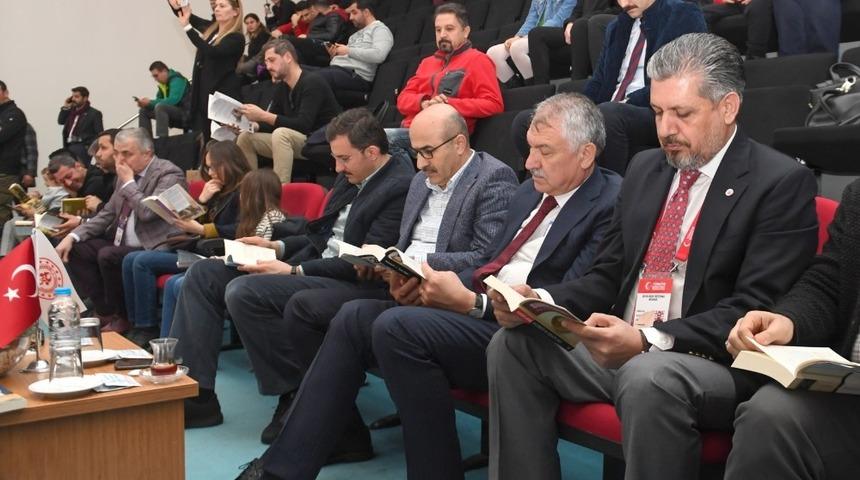 Trib&uuml;nde kitap okudular