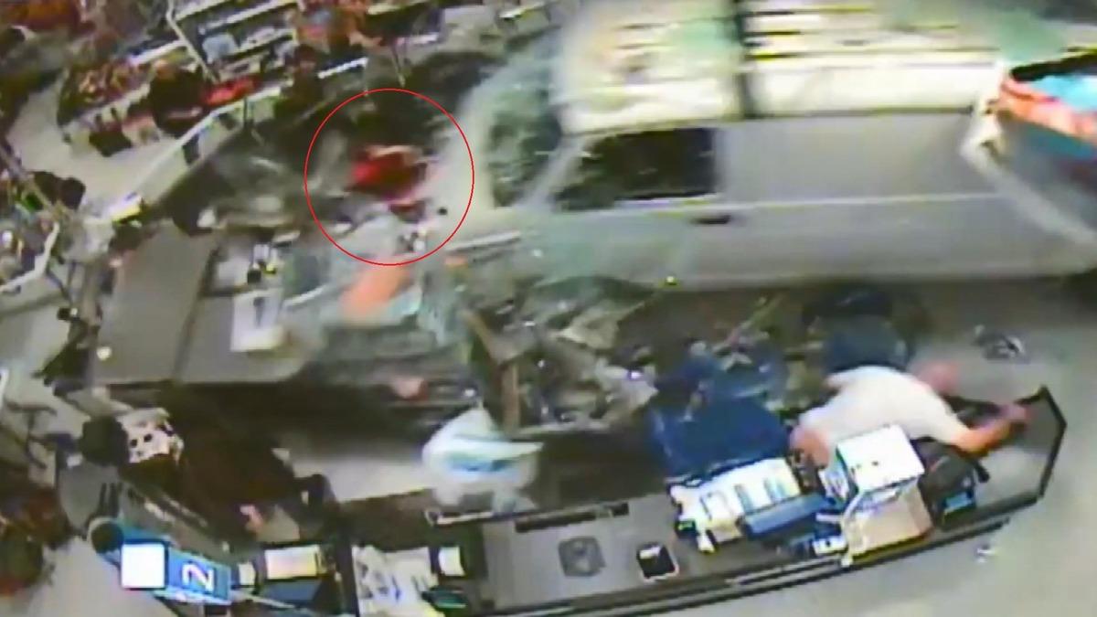 ABD&rsquo;de kamyonet mağazaya daldı: 11 yaralı