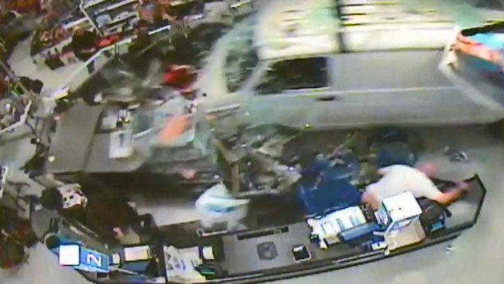 ABD’de kamyonet mağazaya daldı: 11 yaralı G5