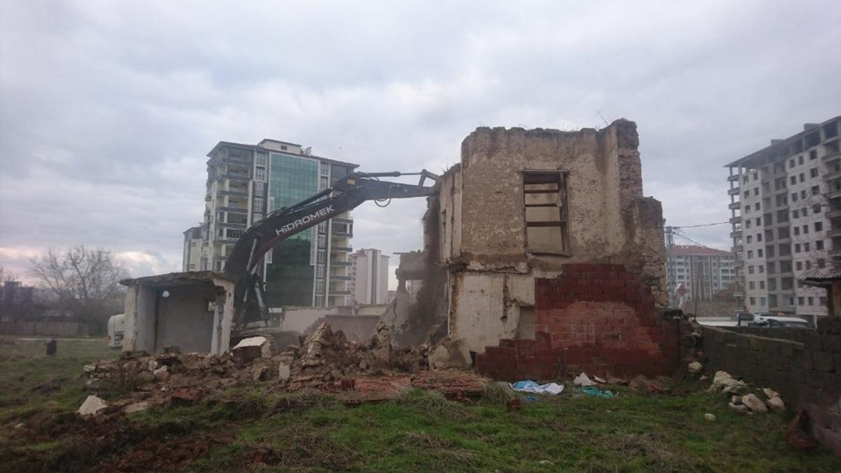 Yeşilyurt&rsquo;ta metruk binalar yıkılıyor