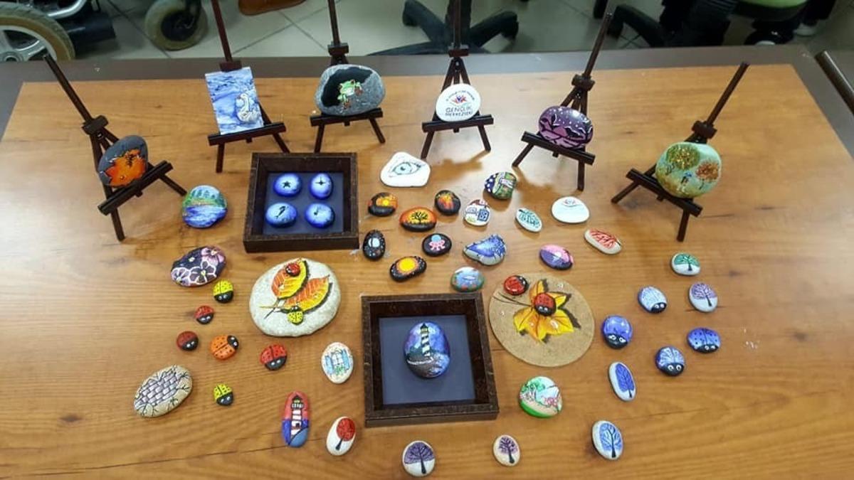 Minik &ouml;ğrenciler taş boyama sanatı ile tanıştı