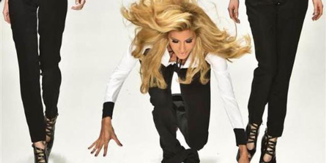 &Ccedil;ağla Şıkel podyumda fena d&uuml;şt&uuml;