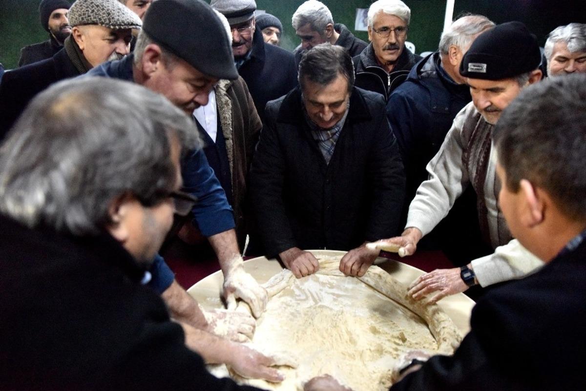 Başkan Ata&ccedil; &ccedil;ekme helva yaptı