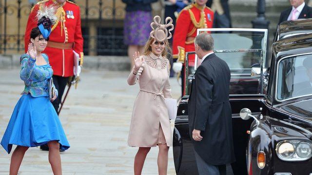 Prenses Beatrice (sağda) ve Prenses Eugenie