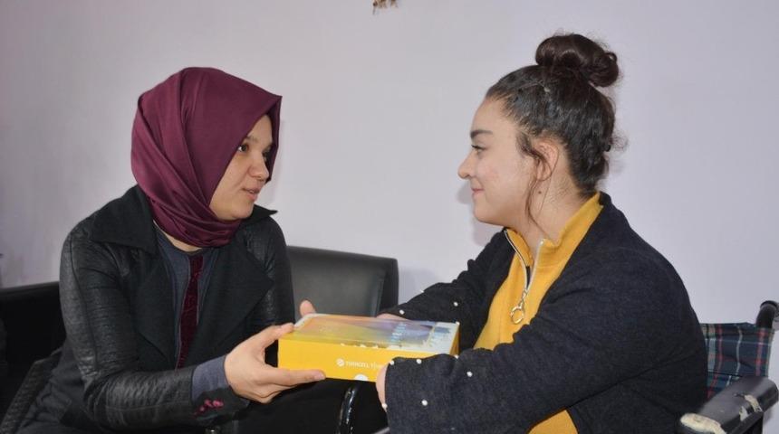Makbule&rsquo;nin tablet hayalini kaymakam eşi ger&ccedil;ekleştirdi