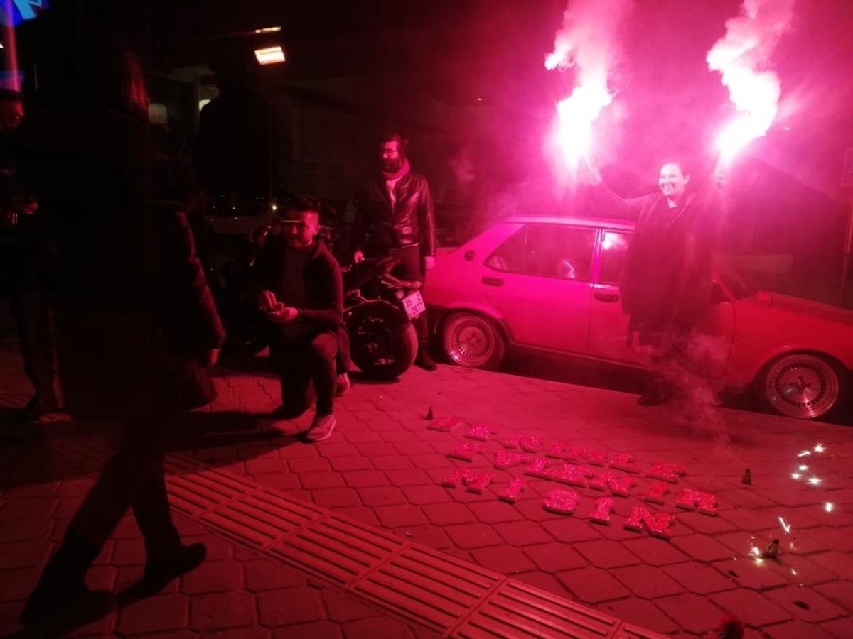Kuşadası&rsquo;nda s&uuml;rpriz evlilik teklifi