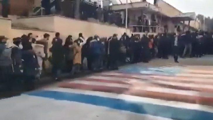 İran’daki protestolardaki bu görüntü gündem olmuştu! Trump'tan ilk tepki geldi! G1