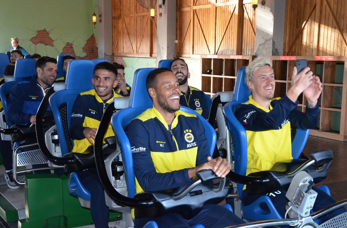 Fenerbah&ccedil;eli futbolcular eğlence merkezinde stres attı