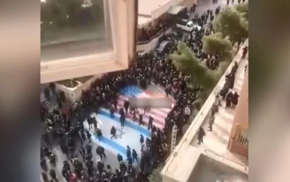 İran&rsquo;daki protestolarda şaşırtan an! ABD ve İsrail bayrakları...