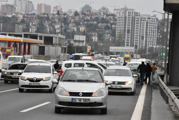 İstanbul'da trafiği kilitleyen eylem! 100 kişilik grup TEM Otoyolu'nu trafiğe kapattı! G2