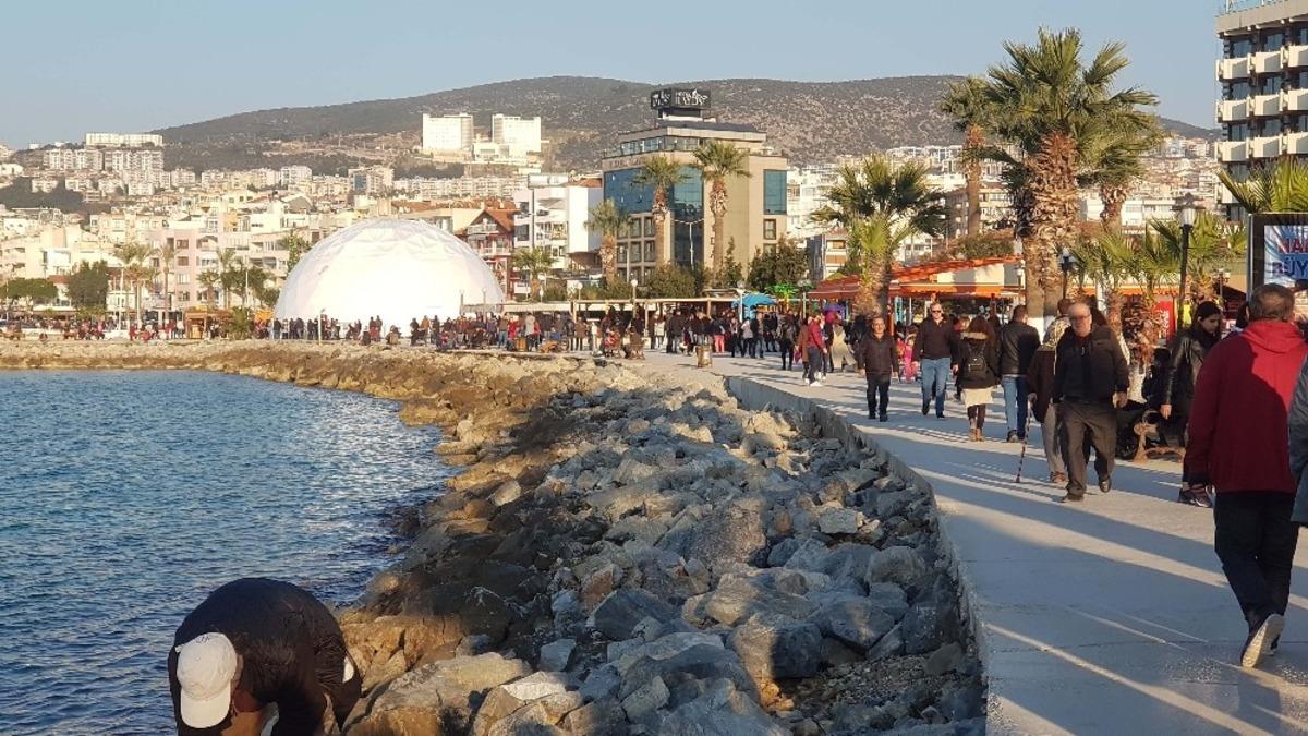 Kuşadası&rsquo;nda vatandaşlar sahile akın etti