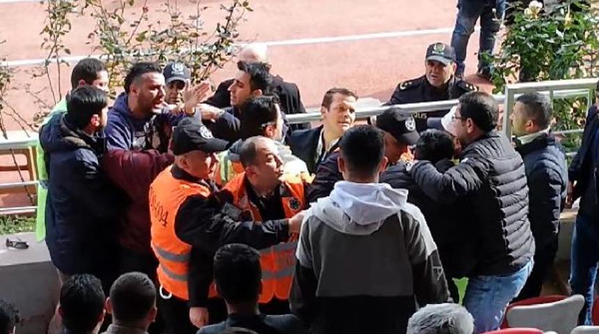 Asbaşkan maç sırasında gazeteciye saldırdı, sonra özür diledi