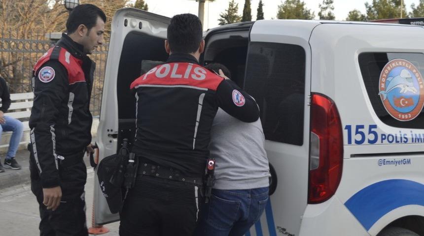 Adıyaman'da dur ihtarına uymadılar yakalanacaklarını anlayınca uyuşturucuyu camdan attılar!