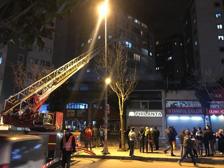İstanbul'da korkutan yangın! Kafenin çatısı bir anda alev aldı! G1