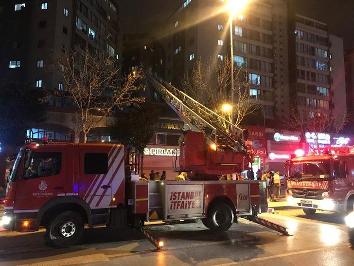 İstanbul'da korkutan yangın! Kafenin çatısı bir anda alev aldı! G4